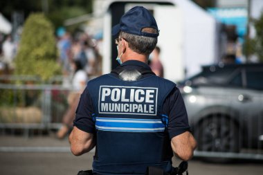 Mulhouse - Fransa - 13 Eylül 2020 - Covid-19 salgını sırasında sokaklarda devriye gezen belediye polisinin portresi 