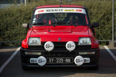 Mulhouse - Fransa - 13 Eylül 2020 - Renault 5 Turbo 2 'nin caddeye park edilmiş ön görüntüsü