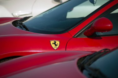 Mulhouse - Fransa - 13 Eylül 2020 - Ferrari Lofo 'nun kırmızı araba hizalaması caddeye park edildi