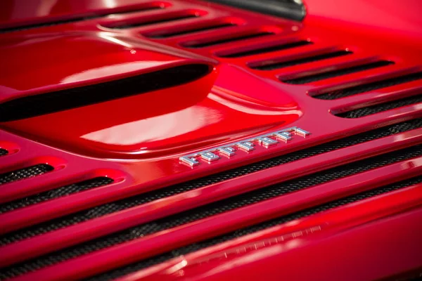 Mulhouse França Setembro 2020 Fecho Logotipo Ferrari Carro Vermelho Estacionado — Fotografia de Stock