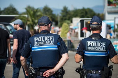 Mulhouse - Fransa - 13 Eylül 2020 - Covid-19 salgını sırasında sokaklarda devriye gezen belediye polislerinin portresi 
