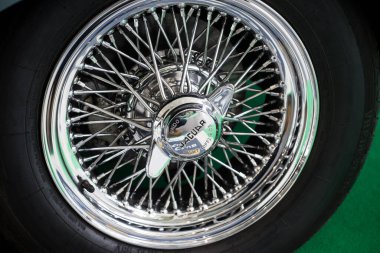 Mulhouse - Fransa - 13 Eylül 2020 - Otomobil fuarında Jaguar E-Type tekerleğinin kapanışı