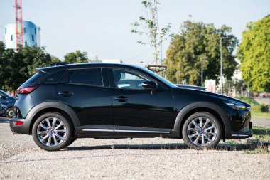 Mulhousee - Fransa - 15 Eylül 2020 - Sokağa park edilmiş siyah Mazda CX3 kavşağının profil görüntüsü