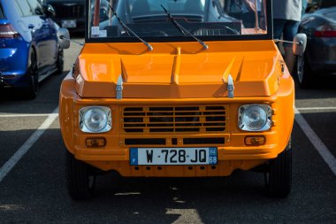 Mulhouse - Fransa - 13 Eylül 2020 - Turuncu Citroen Mehari 'nin caddeye park edilmiş ön görüntüsü