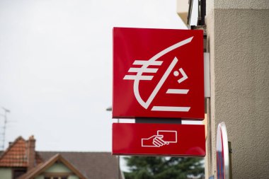 Riedisheim - Fransa - 19 Eylül 2020 - Caddedeki Fransız bankasının ön cephesinde Cisse d 'epargne logosu