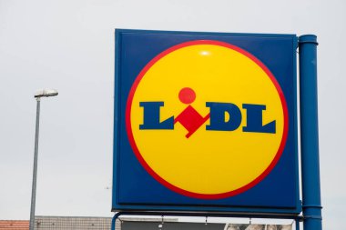 Riedisheim - Fransa - 19 Eylül 2020 - Lidl tabelasının kapanışı - Lidl, Fransa 'da indirimli süpermarket zincirinin Alman lideri