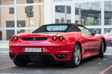 Mulhouse - Fransa - 20 Eylül 2020 - Üstü açık kırmızı Ferrari F430 'un sokak manzarası
