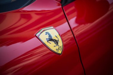 Mulhouse - Fransa - 20 Eylül 2020 - Kırmızı Ferrari F430 üzerindeki sarı amblem caddeye park edilmiş.
