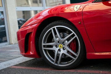 Mulhouse - Fransa - 20 Eylül 2020 - Üstü açık kırmızı Ferrari F430 'un kapanışı