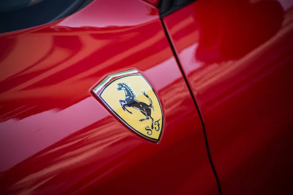 Mulhouse França Setembro 2020 Fecho Emblema Amarelo Ferrari F430 Vermelho — Fotografia de Stock