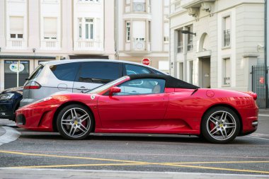 Mulhouse - Fransa - 20 Eylül 2020 - Üstü açık kırmızı ferrari F430 'un profil görüntüsü sokağa park edilmiş