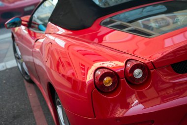 Mulhouse - Fransa - 20 Eylül 2020 - Üstü açık kırmızı Ferrari F430 'un arka lambası sokağa park edildi