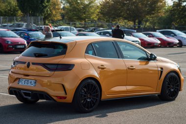 Mulhouse - Fransa - 13 Eylül 2020 - Turuncu Renault Megane RS 'nin galeri sergisindeki dikiz görüntüsü 