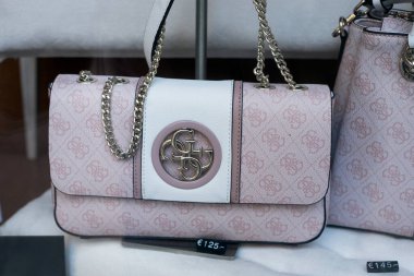 Mulhouse - Fransa - 20 Eylül 2020 - Lüks bir moda mağazasında pembe deri el çantasının yakın çekimi