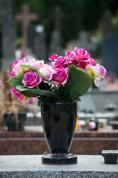 Detailní Záběr Růžových Umělých Květin Hrobce Hřbitově — Stock fotografie