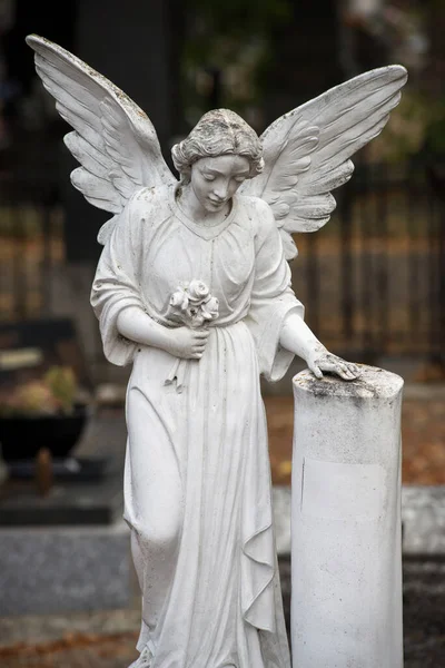 Detailní Záběr Zhuleného Anděla Hrobce Hřbitově — Stock fotografie