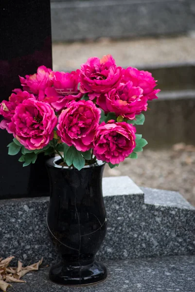 墓地の墓のピンク色の人工花の閉鎖 — ストック写真