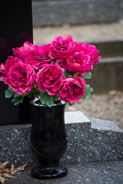 Primo Piano Fiori Artificiali Rosa Tomba Cimitero — Foto Stock