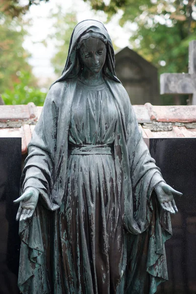 Primer Plano Estatua Bronce Virgen María Tumba Cementerio —  Fotos de Stock