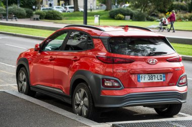 Mulhouse - Fransa - 24 Eylül 2020 - Caddeye park edilmiş turuncu Hyundai Kona 'nın dikiz görüntüsü