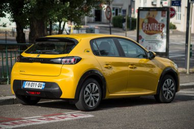Mulhouse - Fransa - 24 Eylül 2020 - Sokağa park edilmiş Sarı Peugeot 208 'in arka görüntüsü