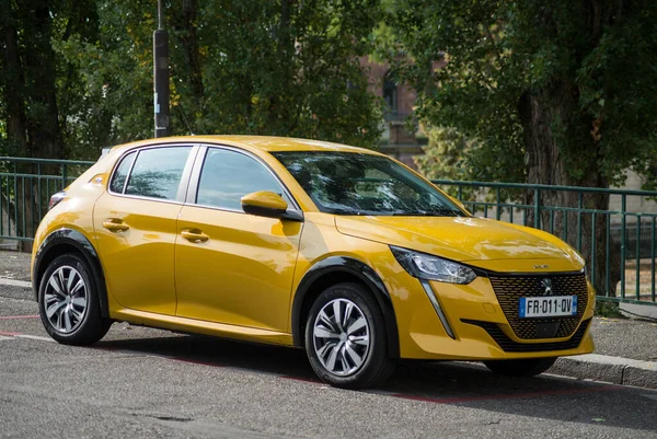 Mulhouse Γαλλία Σεπτεμβρίου 2020 Προβολή Προφίλ Του Yellow Peugeot 208 — Φωτογραφία Αρχείου