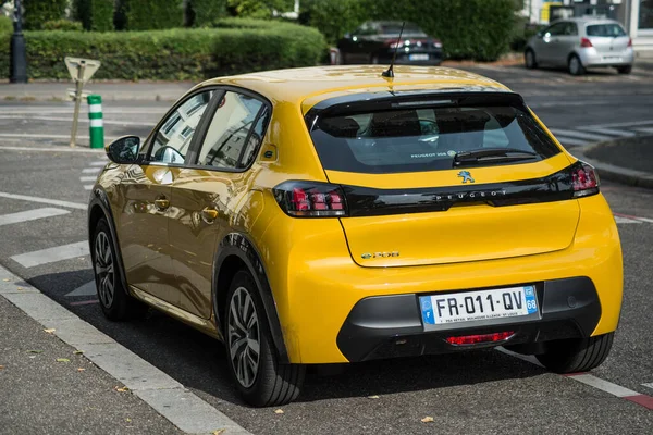Mulhouse Frankrike September 2020 Bakifrån Yellow Peugeot 208 Elektriskt Parkerad — Stockfoto