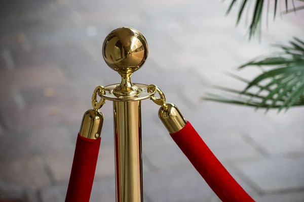 Primer Plano Alfombra Roja Entre Valla Oro Entrada Vip — Foto de Stock