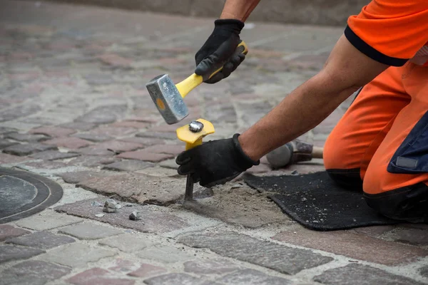 Primer Plano Colocación Los Trabajadores Adoquines Viejos Calle — Foto de Stock