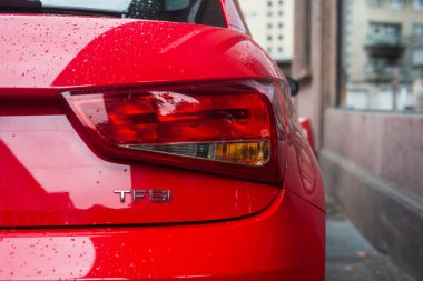 Mulhouse - Fransa - 26 Eylül 2020 - Yağmurlu bir günde sokağa park edilen kırmızı Audi A3 TFSi 'nin arka ışığı