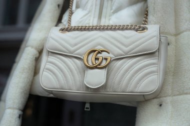 Mulhouse - Fransa - 27 Eylül 2020 GUCCI 'nin lüks bir moda mağazasında açtığı beyaz deri çantaya yakın çekim