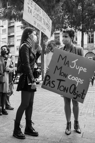 2020 길거리에서 성희롱에 반대하는 미니스커트를 시위하는 여성들의 — 스톡 사진