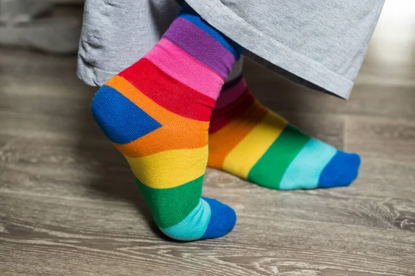 Primer Plano Los Calcetines Arco Iris Los Pies Mujer — Foto de Stock