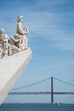 Lizbon - Portekiz - 29 Eylül 2020 - 25 Nisan asma köprüsü arka planındaki keşiflerin anıtı