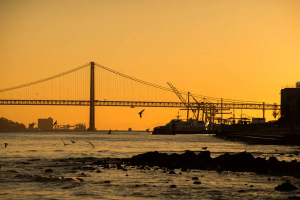 Lizbona Portugalia Września 2020 Panorama Słynnego Mostu Wiszącego Kwietnia Tle — Zdjęcie stockowe