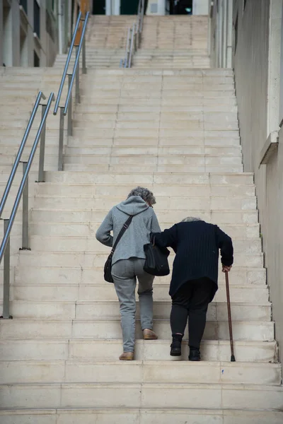 Retrato Visão Traseira Mulher Idosa Andando Com Pau Nas Escadas — Fotografia de Stock