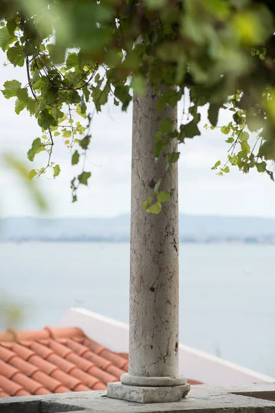 Primer Plano Columna Apedreada Sobre Paisaje Alfama Lisboa Portugal — Foto de Stock