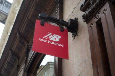 Lizbon - Portekiz - 2 Ekim 2020 - Sokakta yeni bilanço tabelalarının kapatılması