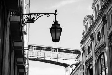 Lizbon Portekiz 'deki ünlü Eyfel asansörünün klasik sokak lambası siluetinin kapanışı.