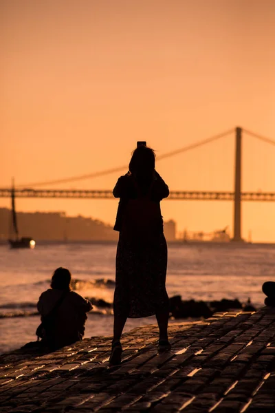 Lizbona Portugalia Września 2020 Sylwetka Turystki Robiącej Zdjęcie Swoim Smartfonem — Zdjęcie stockowe