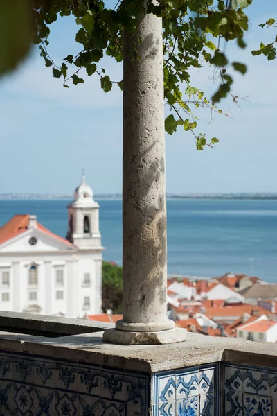 リスボンのアルファマ風景の背景にある石柱の閉鎖 ポルトガル — ストック写真