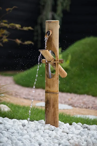 Gros Plan Fontaine Bambou Zen Dans Jardin Japonais — Photo