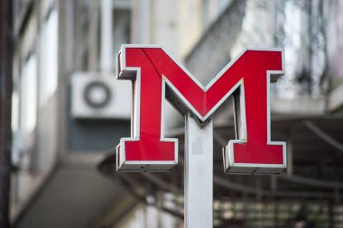 Lizbon - Portekiz - 30 Eylül 2020 - Caddedeki istasyon girişinde metro sembolünün kapatılması