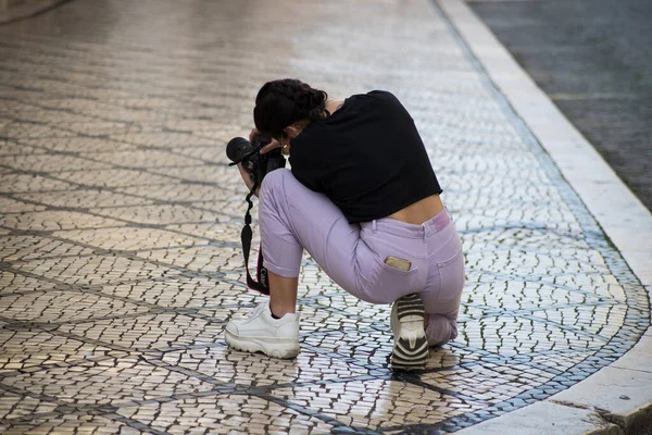 Lissabon Portugal September 2020 Touristenporträt Beim Fotografieren Auf Der Straße — Stockfoto