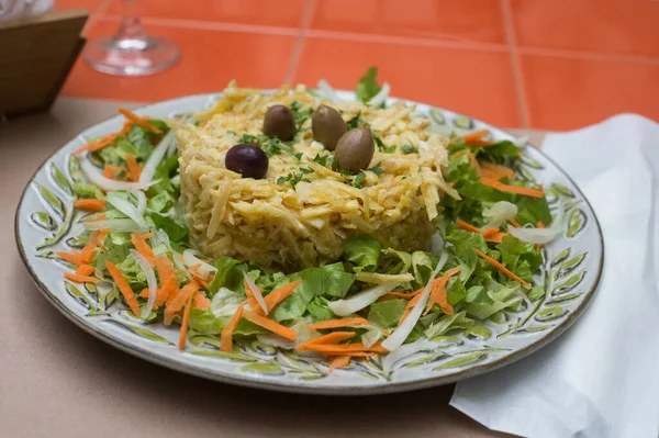Gros Plan Salade Traditionnelle Morue Dans Une Assiette Restaurant — Photo