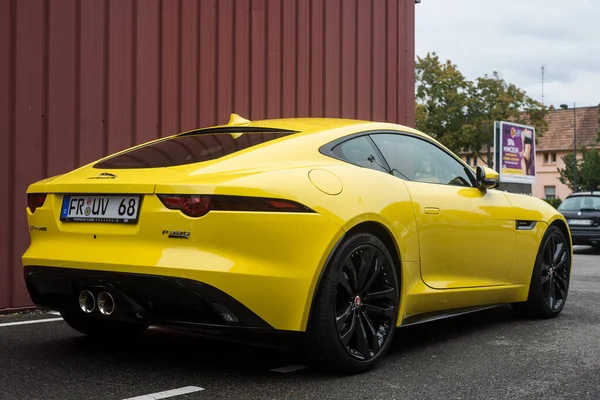 Mulhouse Francie Října 2020 Zadní Pohled Žlutý Jaguar Type Zaparkovaný — Stock fotografie