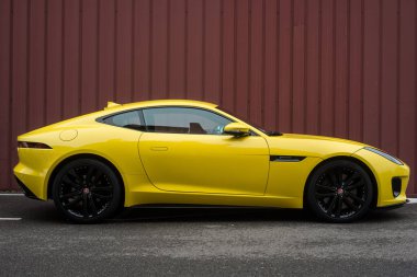 Mulhouse - Fransa - 10 Ekim 2020 - Sokağa park edilmiş sarı Jaguar F-Type profili