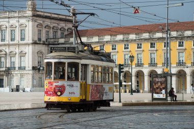 Lizbon - Portekiz - 2 Ekim 2020 - Ticaret Meydanı caddesindeki ünlü klasik tramvayın manzarası
