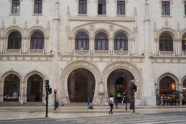 Lizbon - Portekiz - 2 Ekim 2020 - Rossio tren istasyonunun ünlü kapılarının perakendecisi  