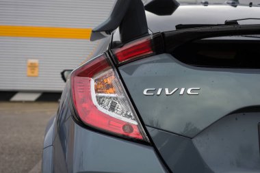 Mulhouse - Fransa - 11 Ekim 2020 - Arka lambanın kapatılması ve sokağa park etmiş gri Honda Civic 'in imzası